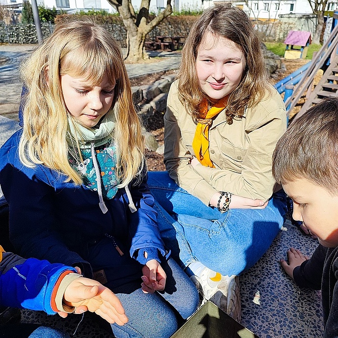 Die Kinder bestaunen den Schatz