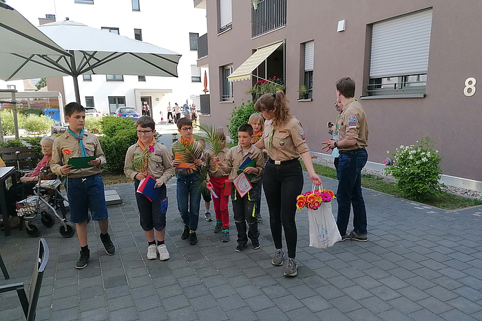 Die Pfadfindergruppe läuft durch Malsch.