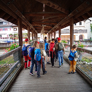 Die Meute läuft über eine Brücke über die Enz